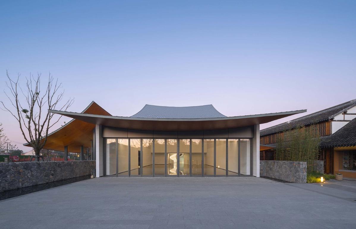 24_展廳幕墻可開啟，實(shí)現(xiàn)室內(nèi)外展陳空間融合（閉合狀態(tài)）_?此間建筑攝影.jpg