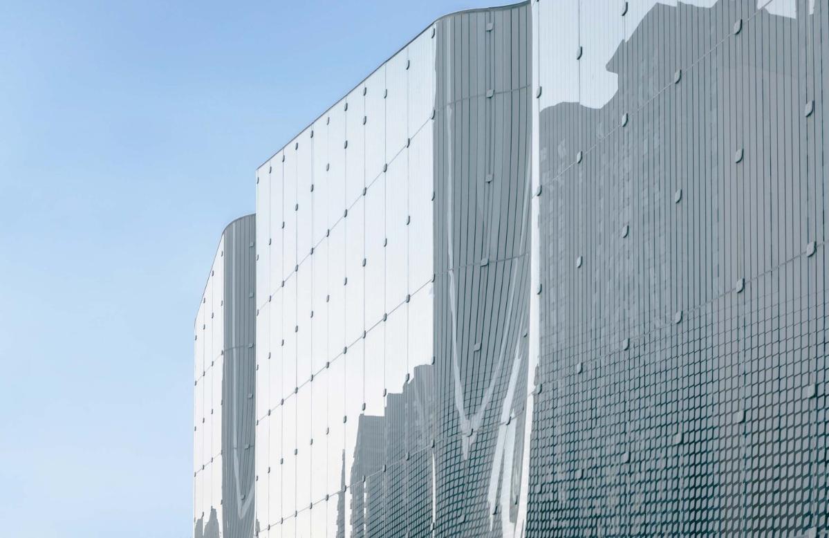 幕墻上的菱形圖案遠看呈現(xiàn)出鱗片的質(zhì)感，_The_diamond_patterns_on_the_curtain_wall_are_an_Imitation_of_butterfly_wing_scales_?張全.jpg